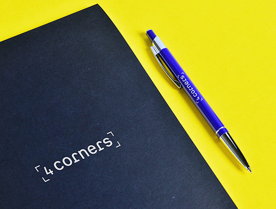 Elegantné pero so striebornými doplnkami